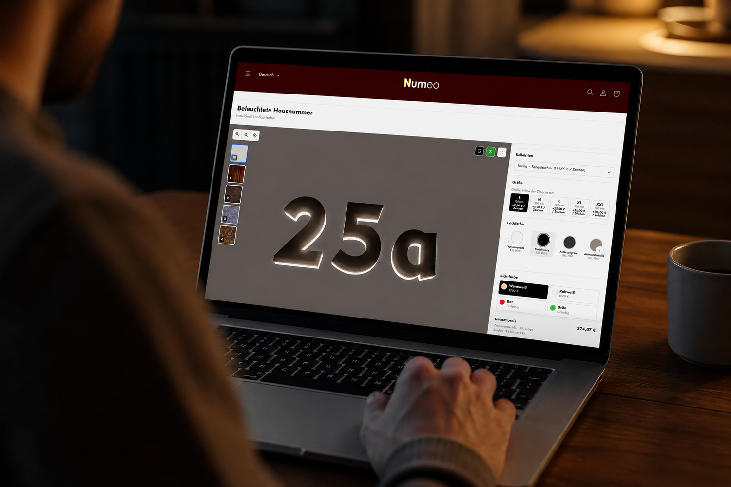 Person sitzt an ihrem Laptop und personalisiert ihre beleuchtete Hausnummer im Numeo-Konfigurator.