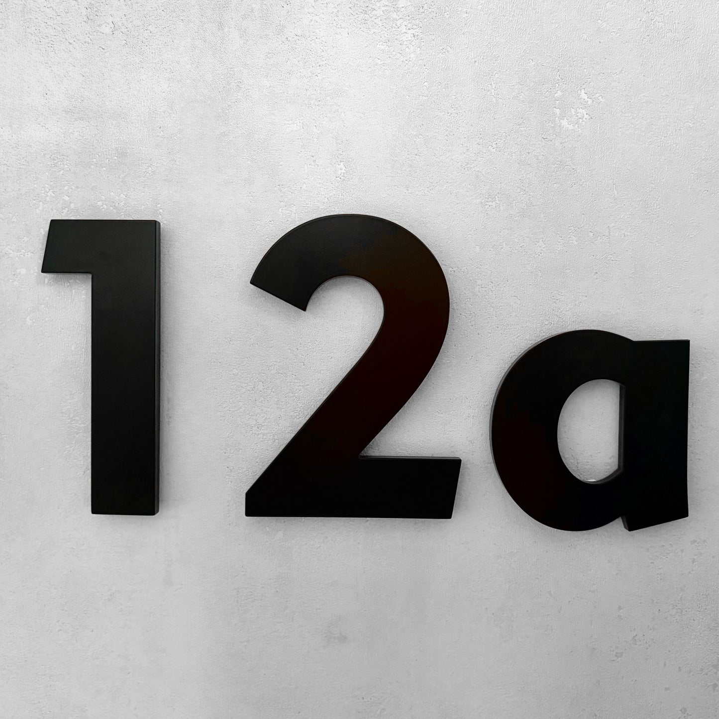 Beispiel-Hausnummer 12a der Kollektion Berlin aus seitlicher Perspektive.
