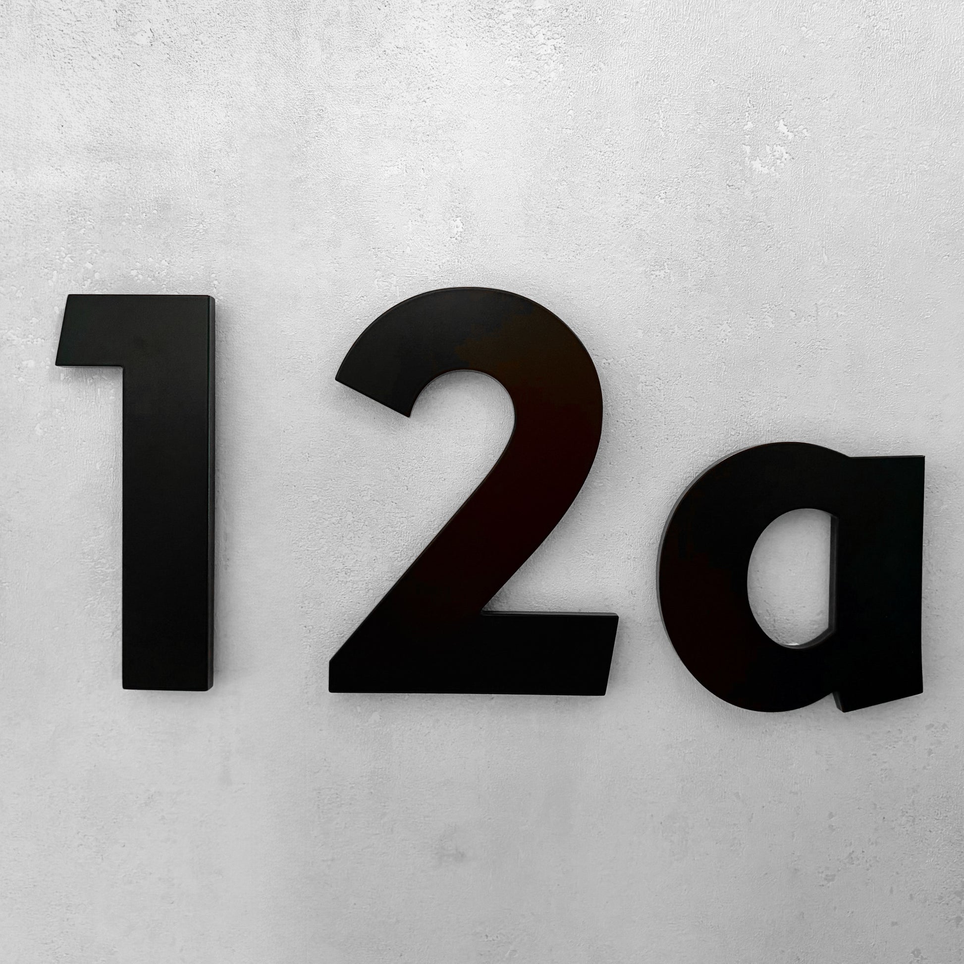 Beispiel-Hausnummer 12a der Kollektion Berlin aus seitlicher Perspektive.