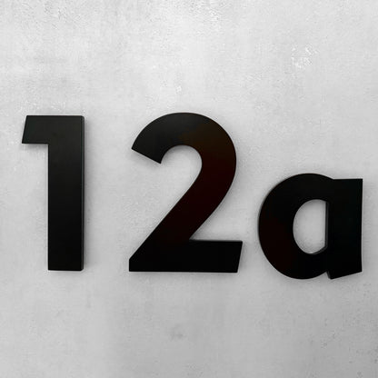 Beispiel-Hausnummer 12a der Kollektion Berlin aus seitlicher Perspektive.