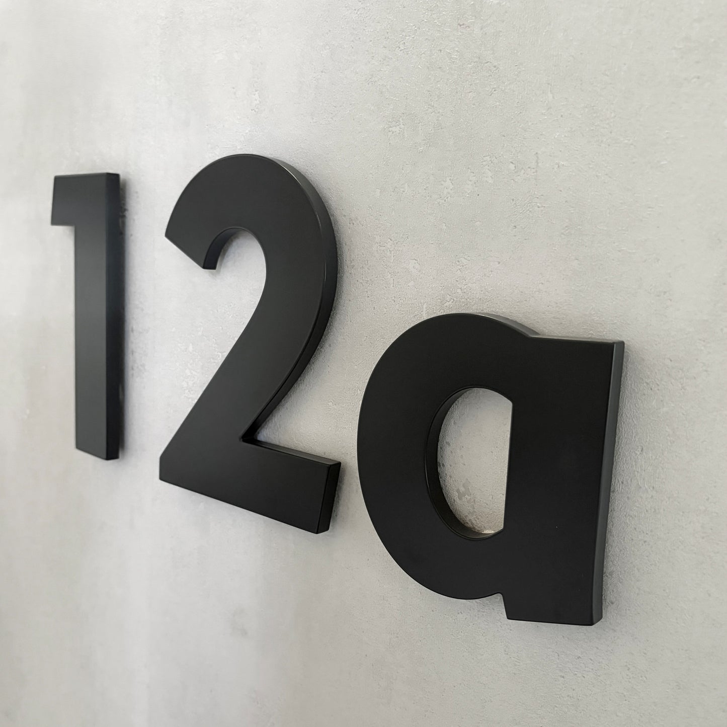 Beispiel-Hausnummer 12a der Kollektion Berlin aus seitlicher Perspektive.