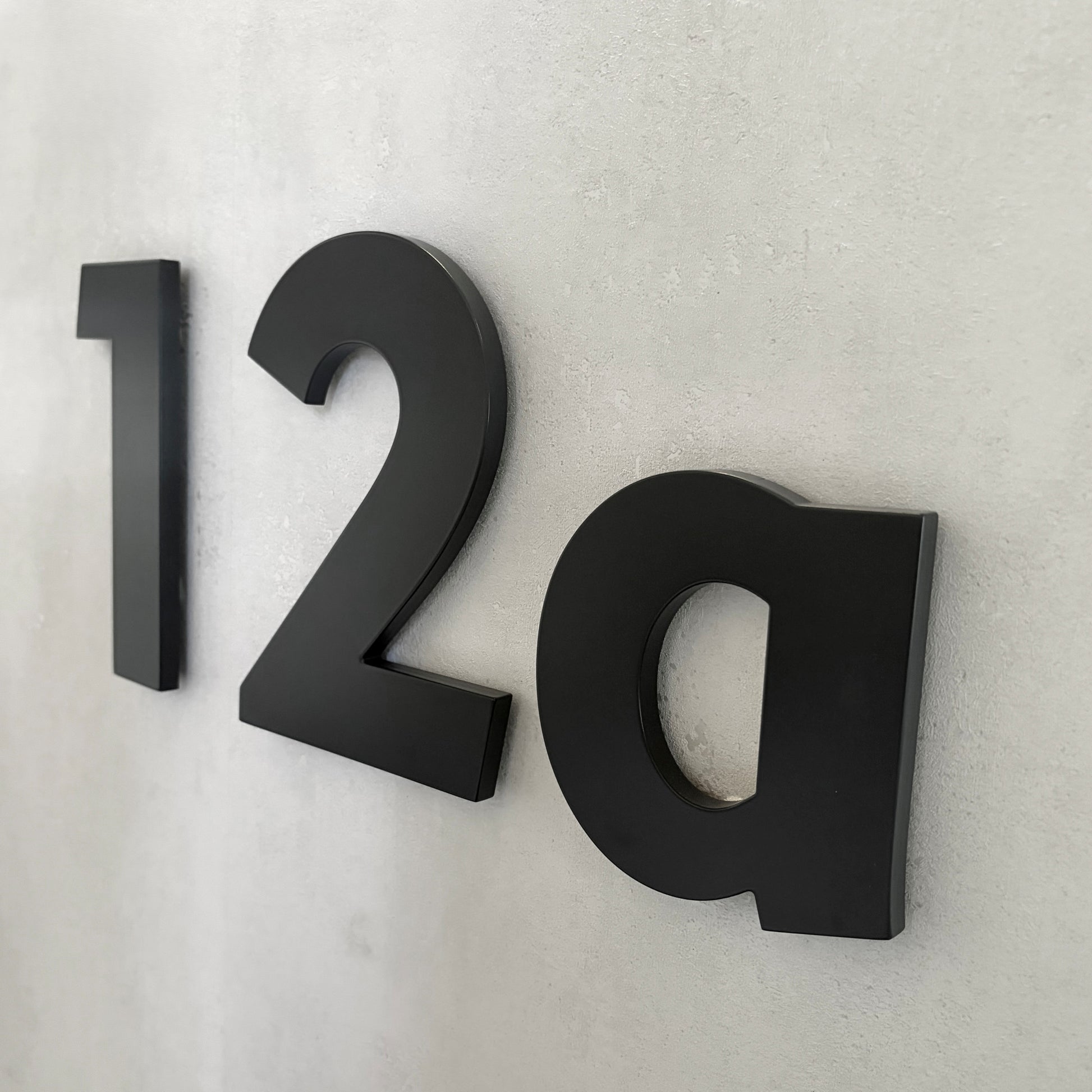 Beispiel-Hausnummer 12a der Kollektion Berlin aus seitlicher Perspektive.