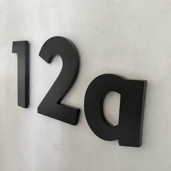 Beispiel-Hausnummer 12a der Kollektion Berlin aus seitlicher Perspektive.
