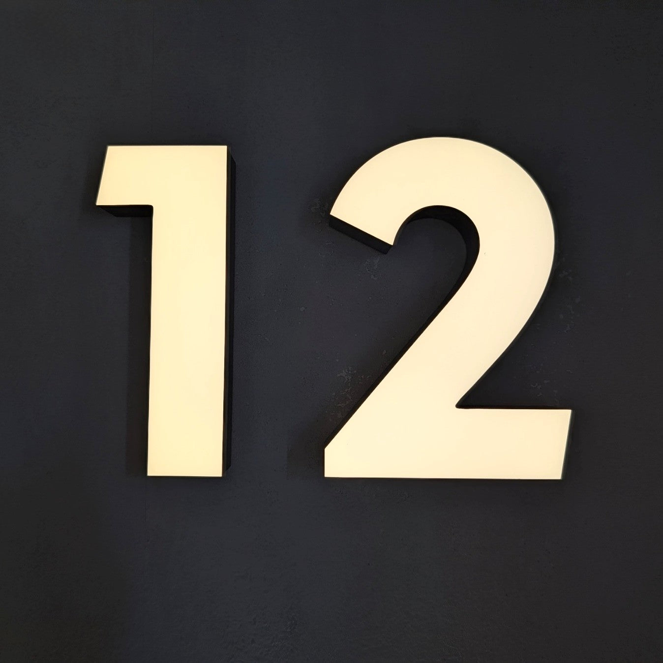 Beispiel-Hausnummer 12 der Kollektion Oslo aus frontaler Perspektive.