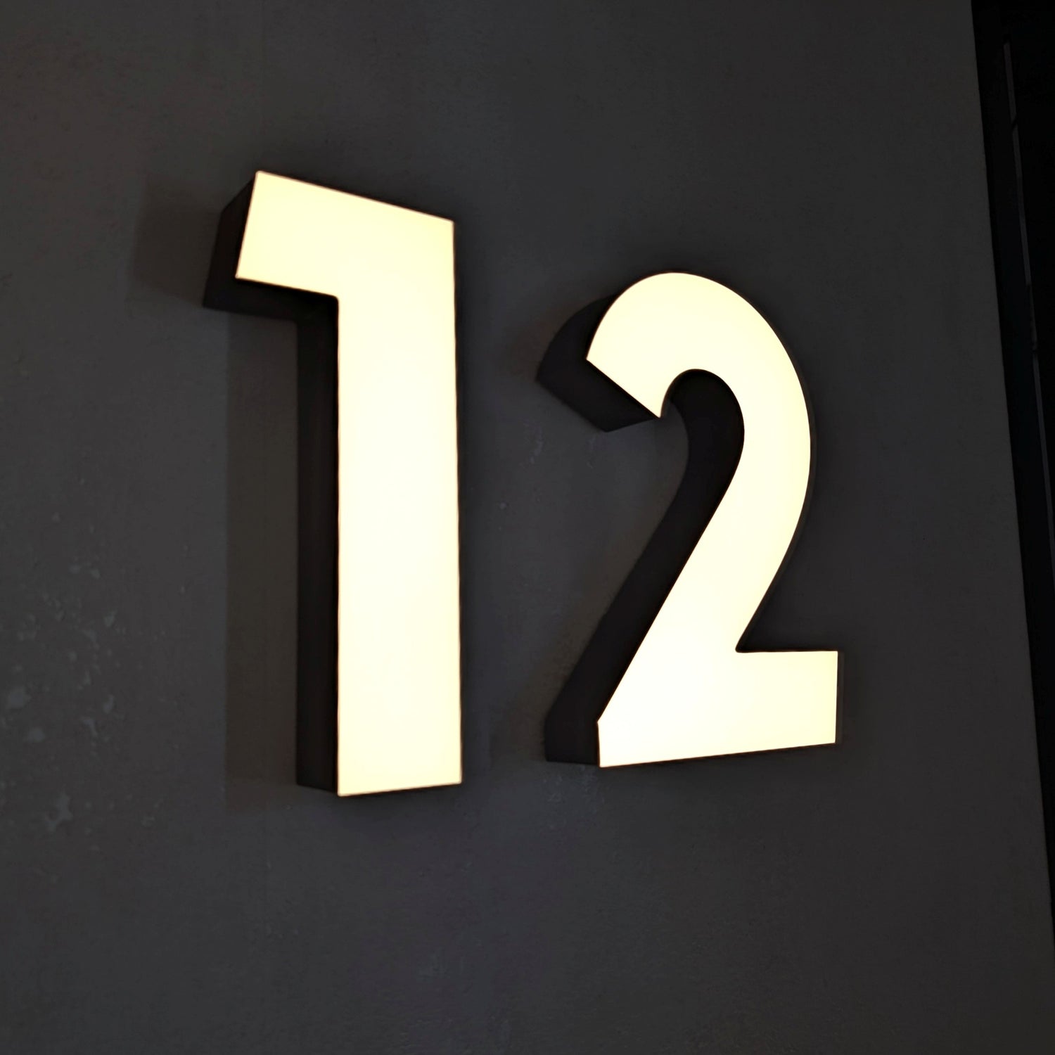 Beispiel-Hausnummer 12 der Kollektion Oslo aus seitlicher Perspektive.