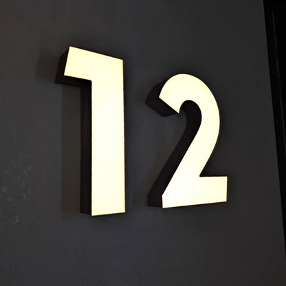 Beispiel-Hausnummer 12 der Kollektion Oslo aus seitlicher Perspektive.