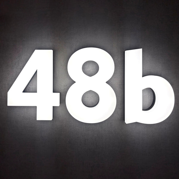 Beispiel-Hausnummer 48b der Kollektion Valencia aus seitlicher Perspektive. 