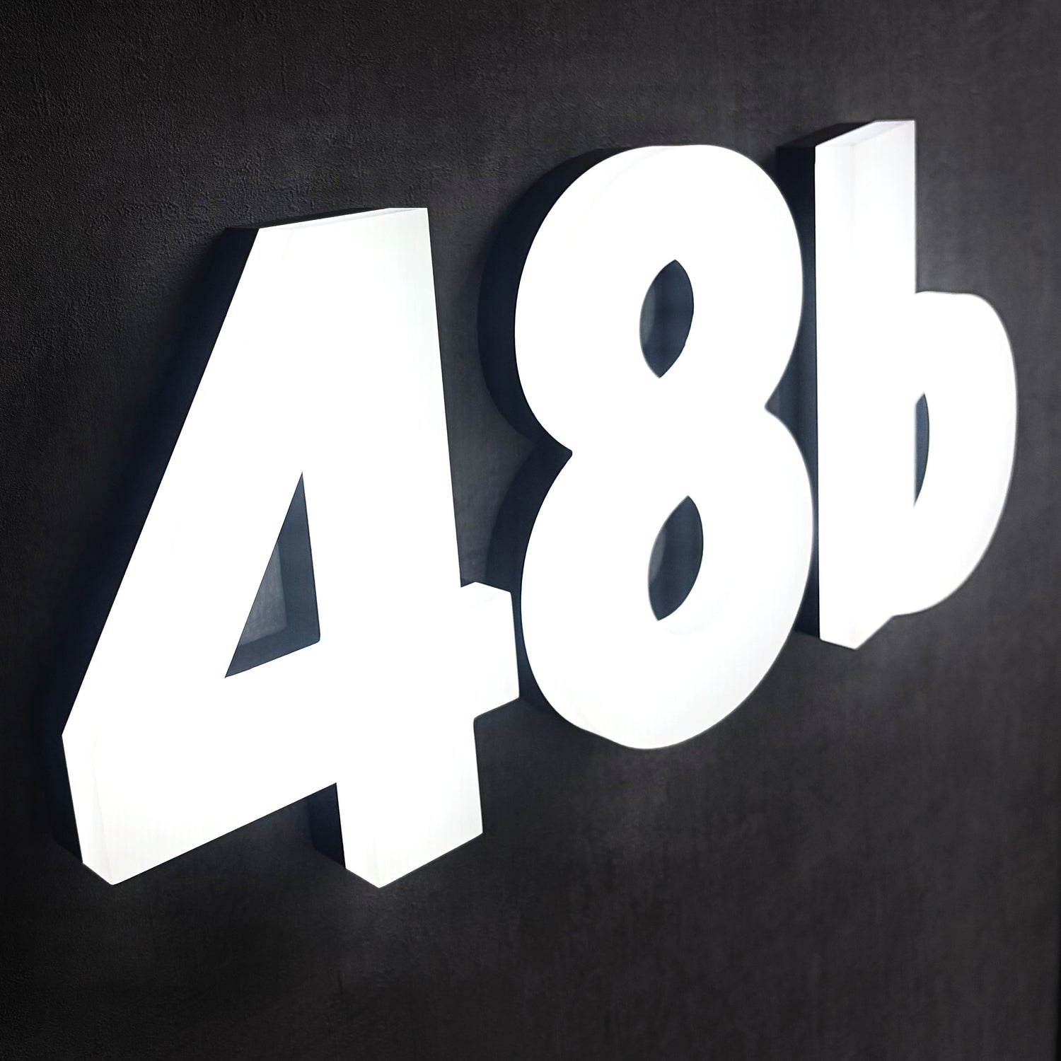Beispiel der Kollektion Valencia mit der Hausnummer 48b aus seitlicher Perspektive.